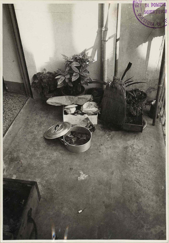 Il balcone della casa dei Virdis con un tegame e una scatola di cibo