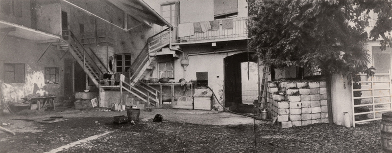 Il cortile della cascina Simonetto, dove è stata compiuta la “strage di Villarbasse”. Sulla sinistra è visibile la botola della cisterna dove sono state gettate le dieci