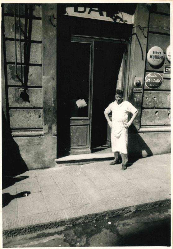 L'ingresso del bar di via Caffa 30 rosso, con il proprietario Silvio Castiglioni che in quel punto soccorse Achille Bruzzone morente