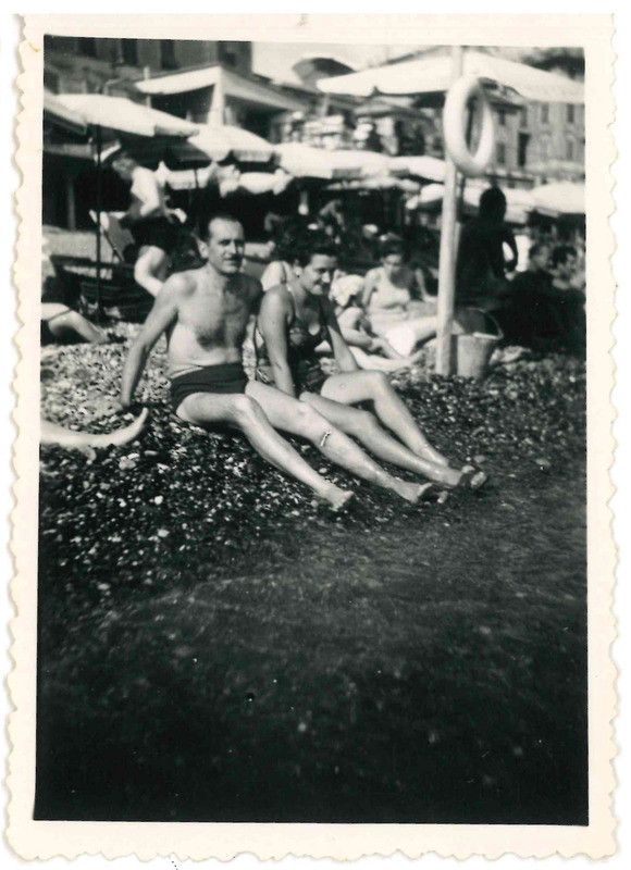 Una coppia (Jole Giannelli con un uomo?) sulla spiaggia nei primi anni cinquanta
