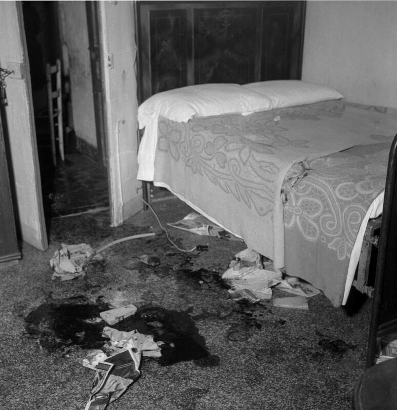 La stanza da letto dove si è svolta la lite tra Icardi e Murgia, con le tracce di sangue del ferimento sul pavimento
