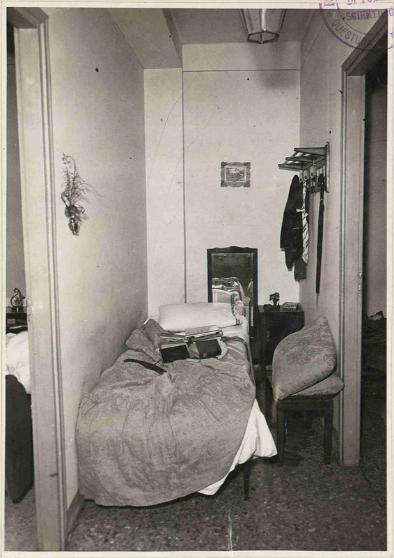 Il letto di Francesco Virdis nella sala d’ingresso della sua abitazione