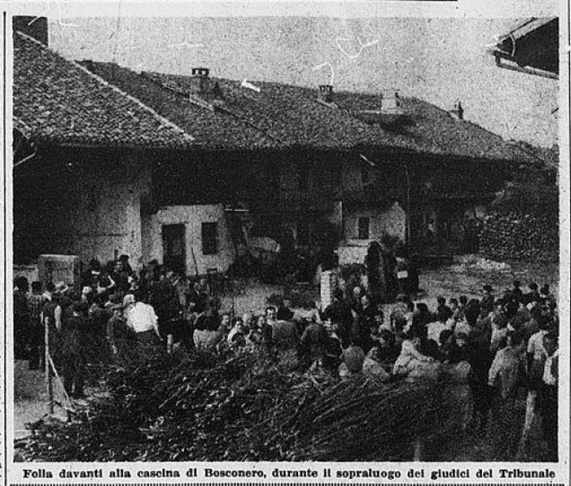 Folla davanti alla cascina di Bosconero, durante il sopralluogo dei giudici del tribunale