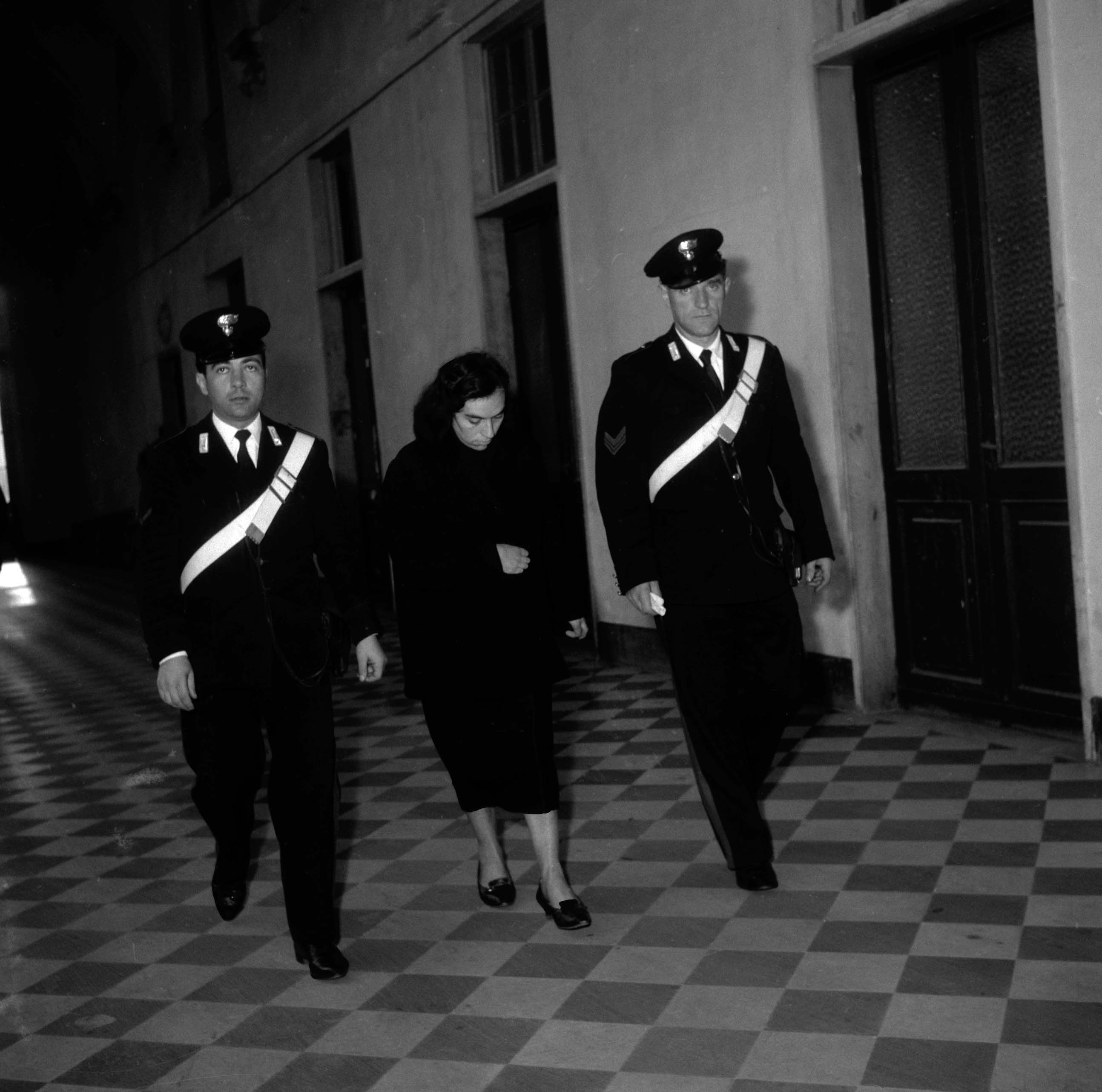 Alessandra Toffan scortata dai carabinieri durante il processo