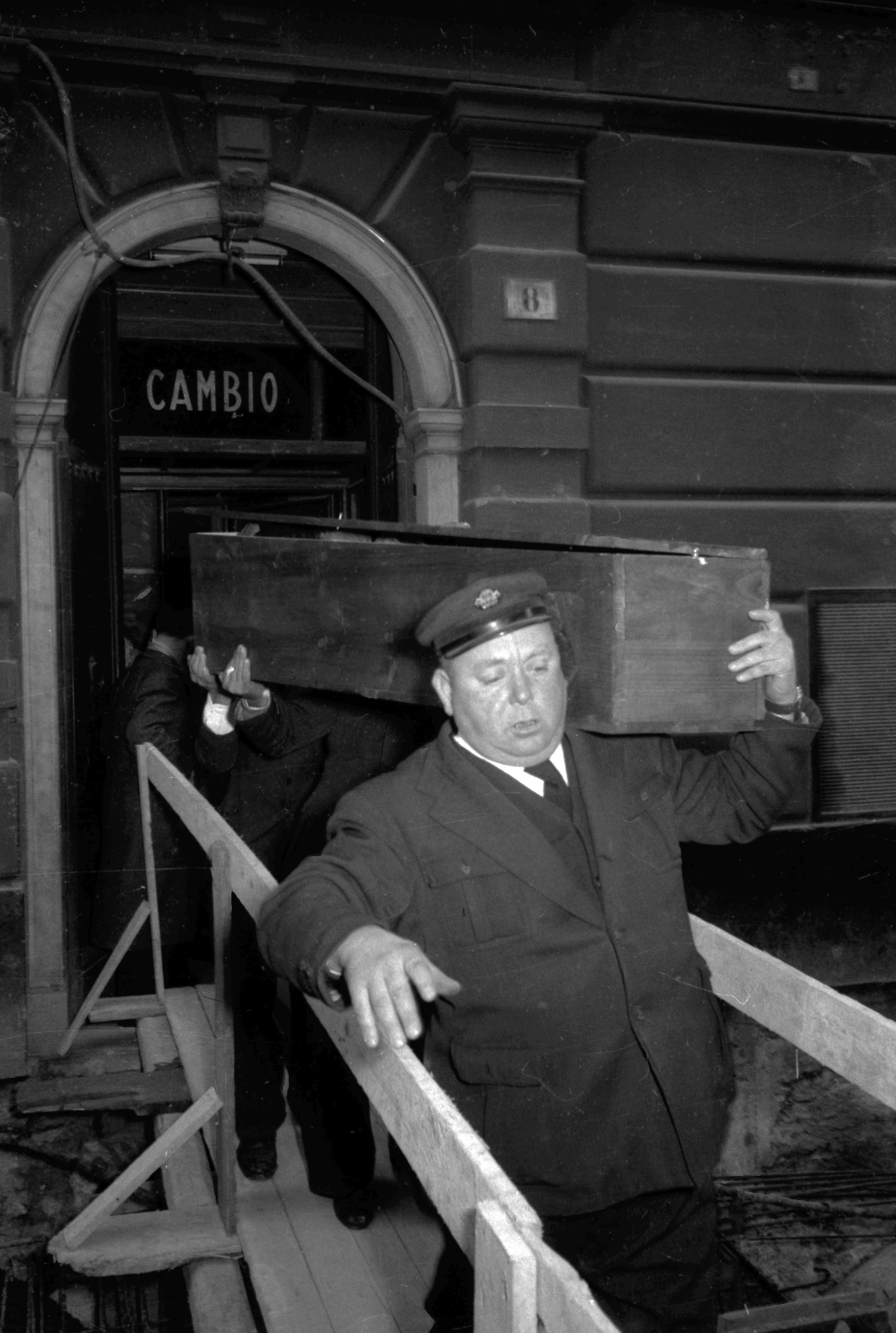 La traslazione del feretro di Lorenzina Rattazzo dalla camera mortuaria