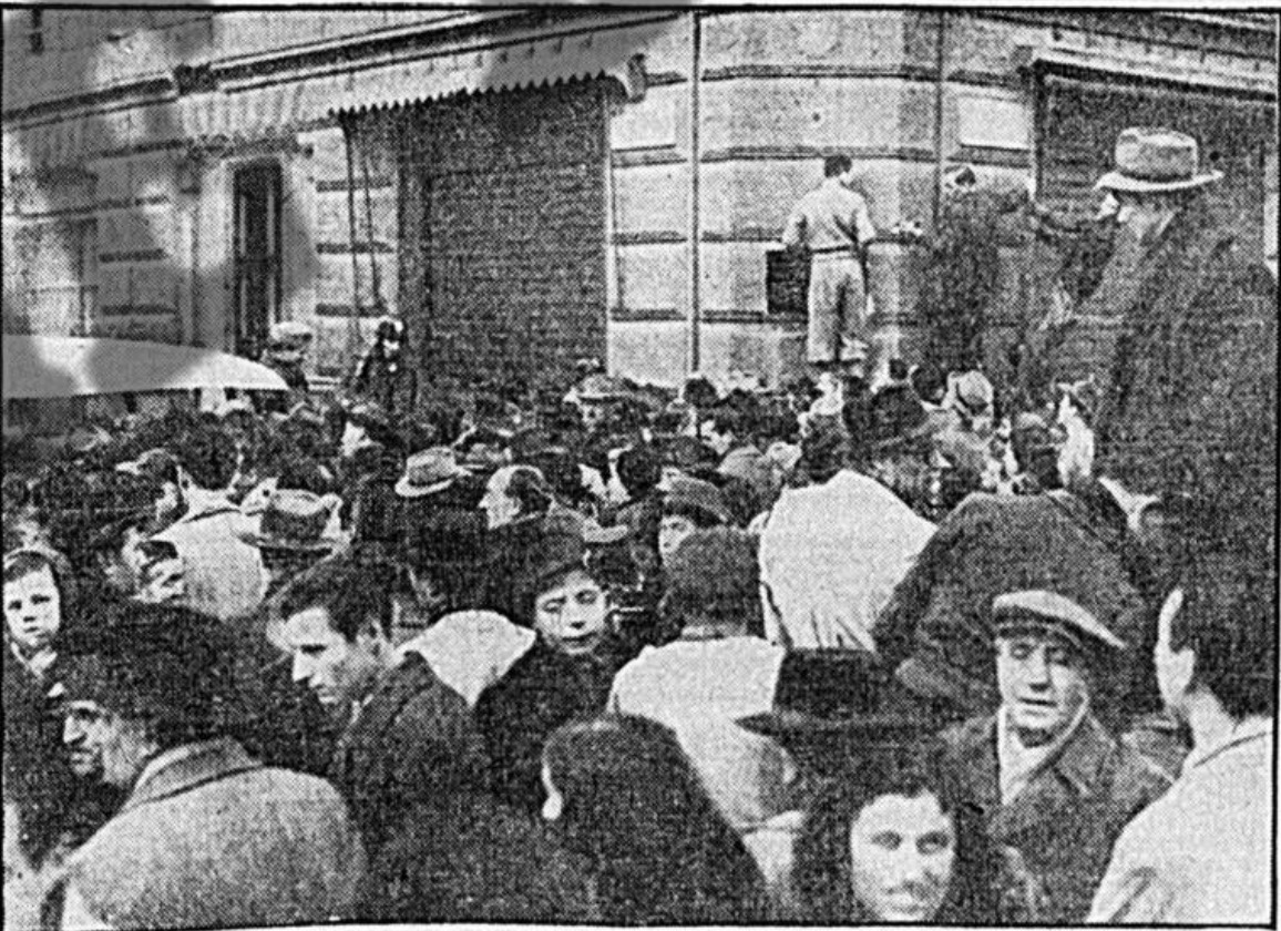 La folla in via San Gregorio