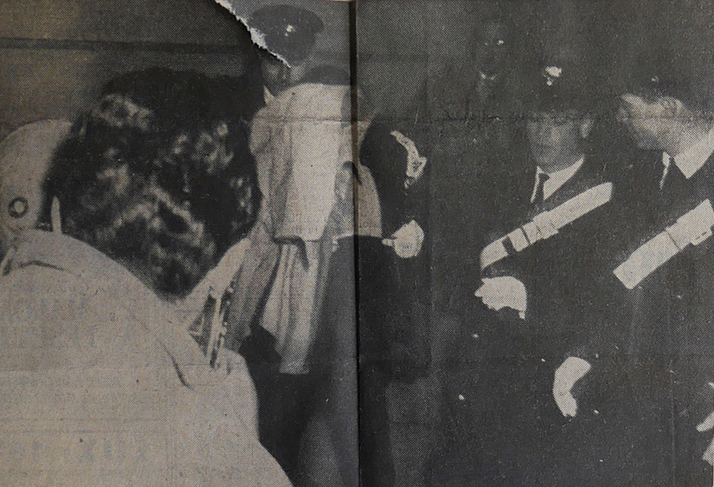 Nadir Chiabodo, all'ingresso del Palazzo di Giustizia, cerca di nascondersi di fronte ai flash dei fotografi