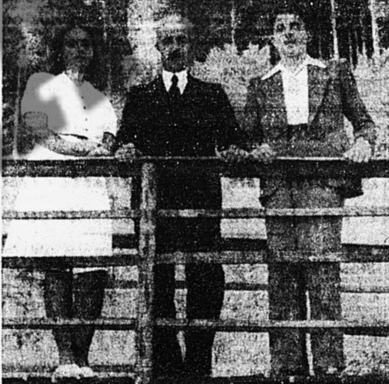 Achille Garollo (al centro) con la figlia Adelina e il figlio Aldo