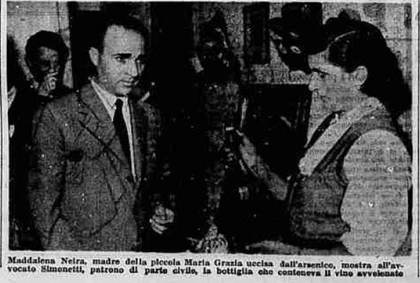 Maddalena Neira, madre di una delle vittime, mostra all'avvocato Simonetti, patrono della parte civile, la bottiglia che conteneva il vino avvelenato