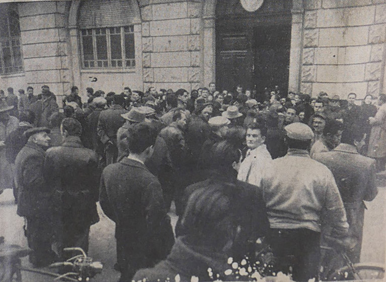 La folla davanti al palazzo di Giustizia per il processo Chiabodo