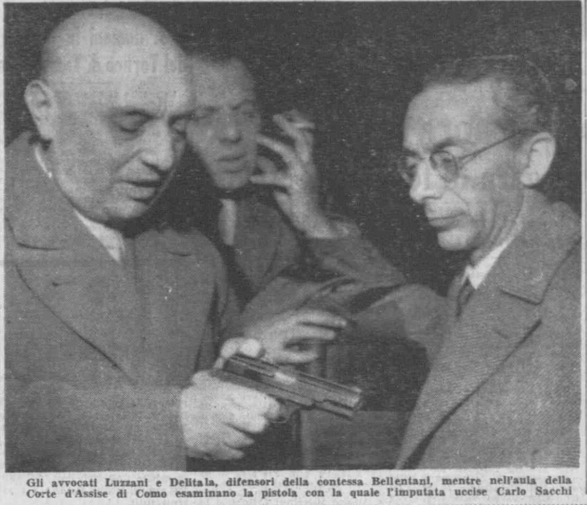 "Gli avvocati Luzzani e Delitala, difensori della contessa Bellentani, mentre nell'aula della Corte d'Assise di Como esaminano la pistola con la quale l'imputata uccise Carlo Sacchi"