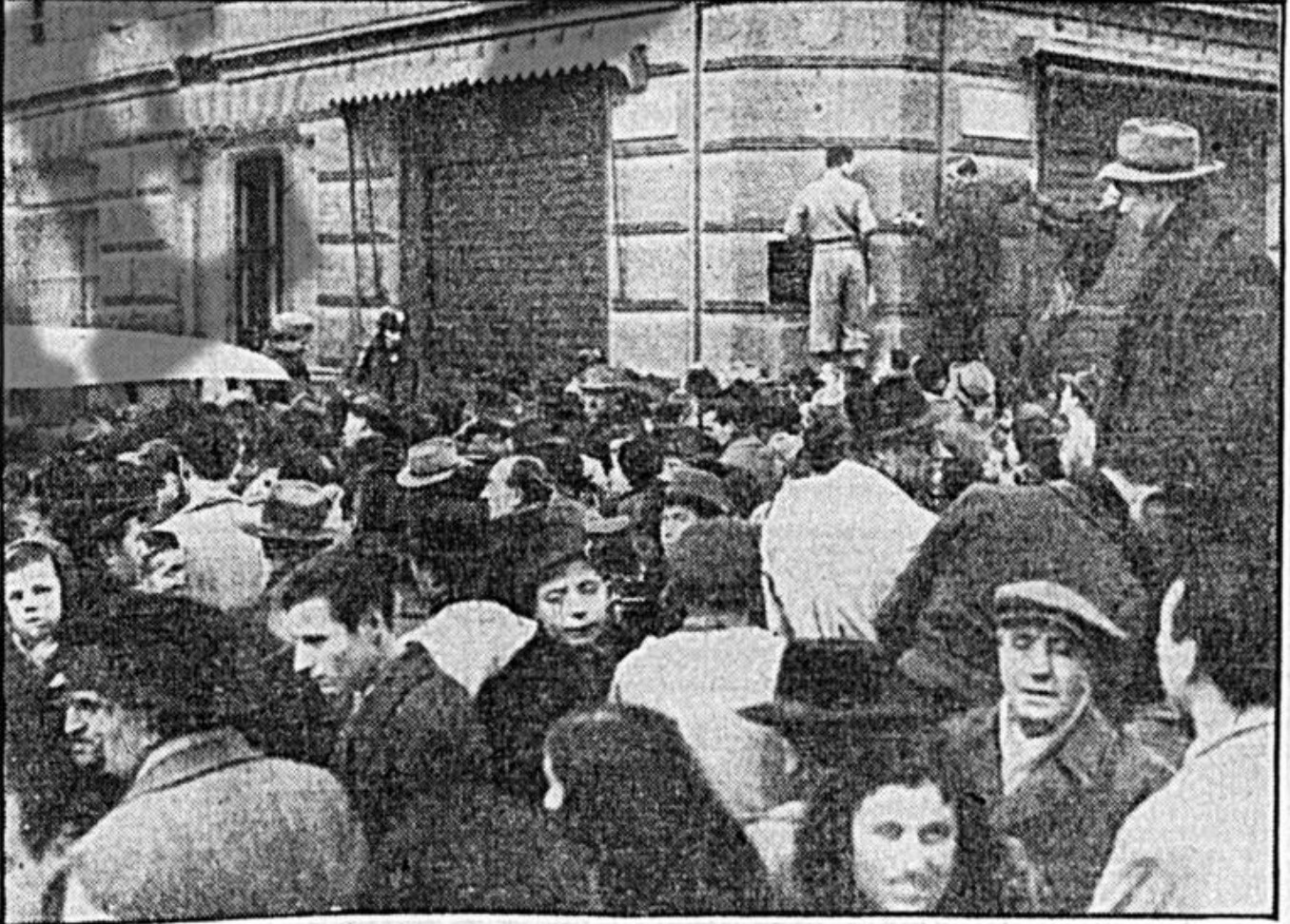 La "folla minacciosa" in via San Gregorio