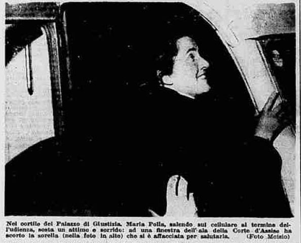 Maria Polla sorride alla sorella prima di salire sul cellulare dei carabinieri al termine di un'udienza