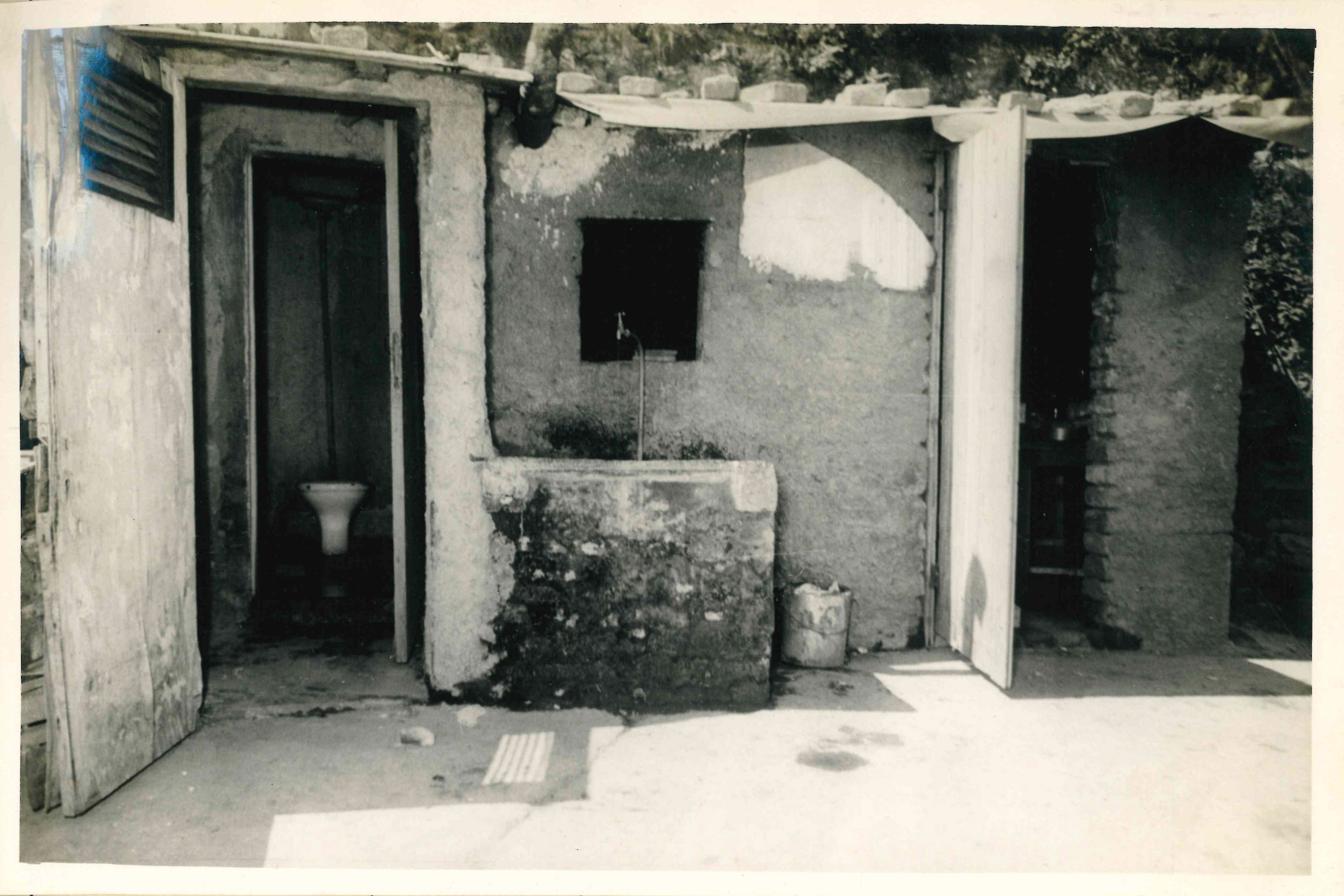 Il lato sinistro della casa della famiglia D'Agostino, con il gabinetto e il lavandino di cui si servivano il Fragomeni e gli altri inquilini